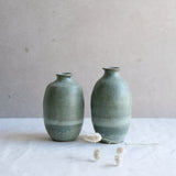 Bouteille à saké vert doux par l'atelier Setsuko chez Brutal Ceramics