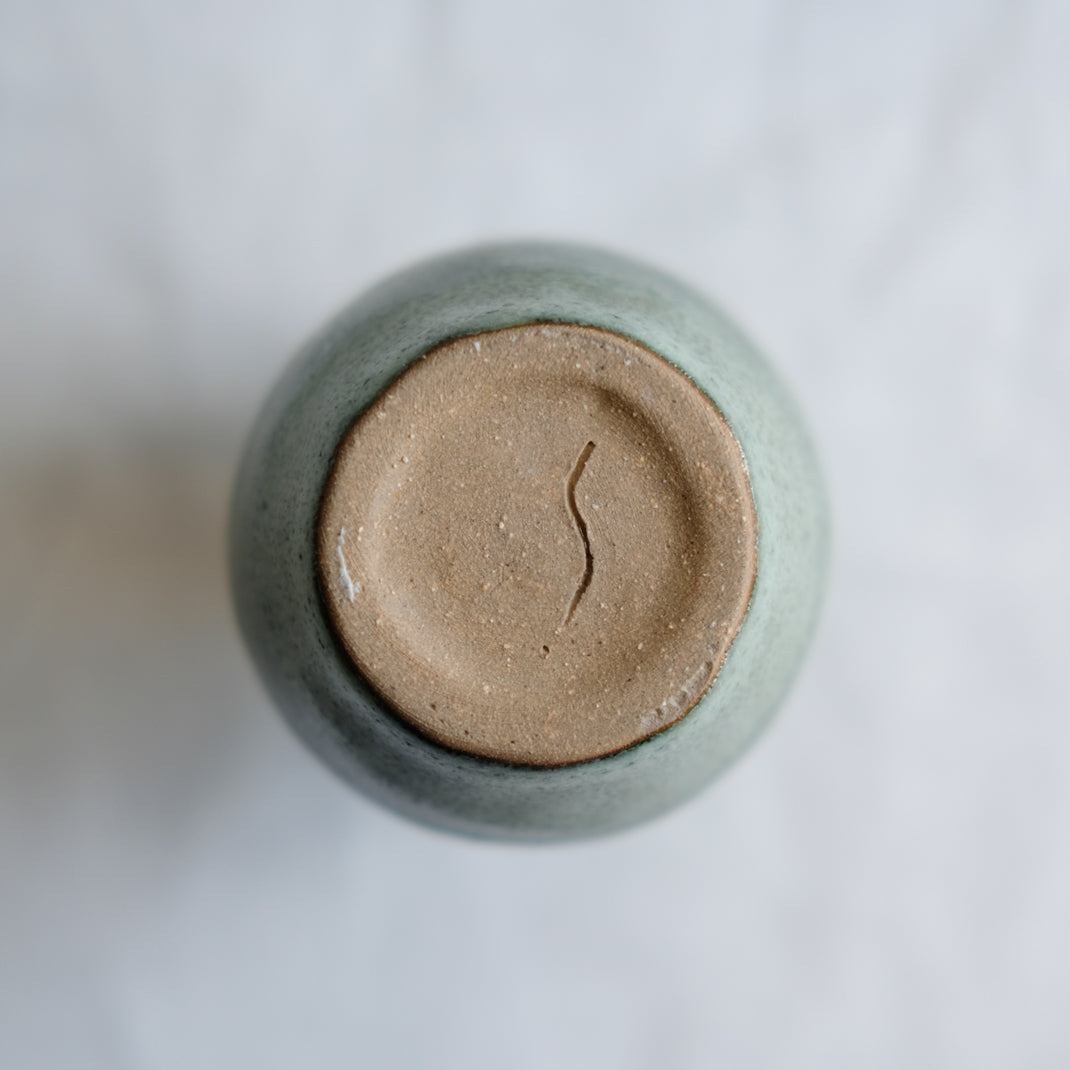 Bouteille à saké vert doux par l'atelier Setsuko chez Brutal Ceramics