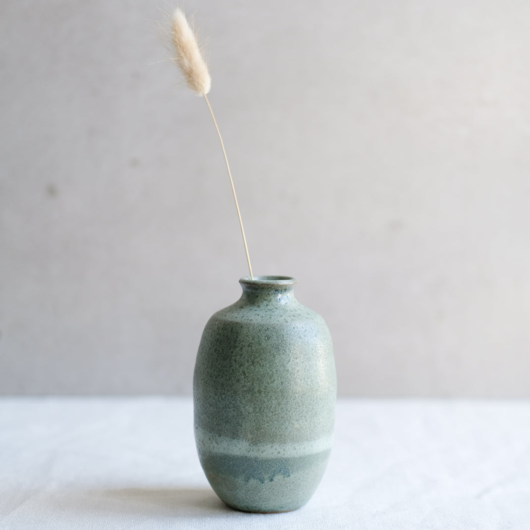 Bouteille à saké vert doux par l'atelier Setsuko chez Brutal Ceramics