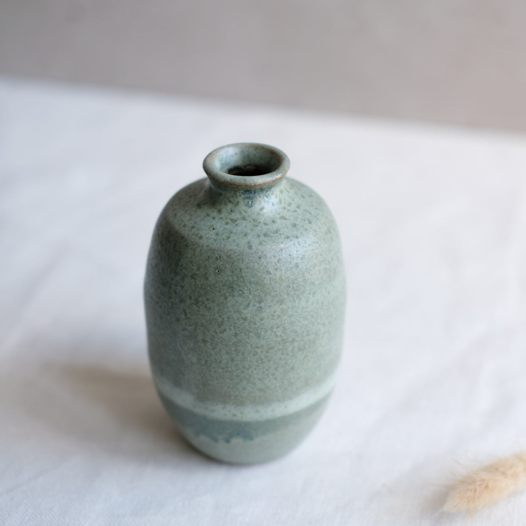 Bouteille à saké vert doux par l'atelier Setsuko chez Brutal Ceramics