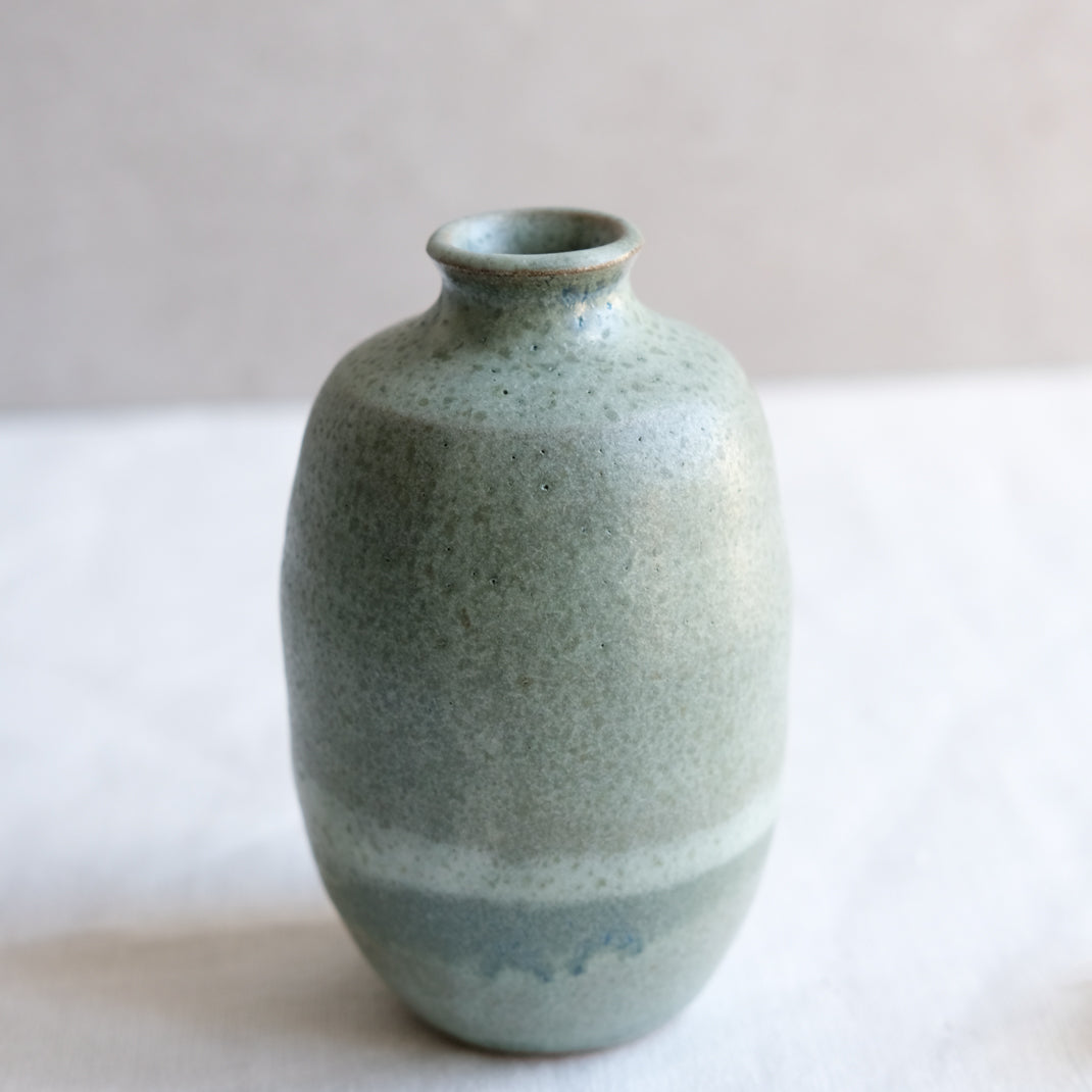 Bouteille à saké vert doux par l'atelier Setsuko chez Brutal Ceramics