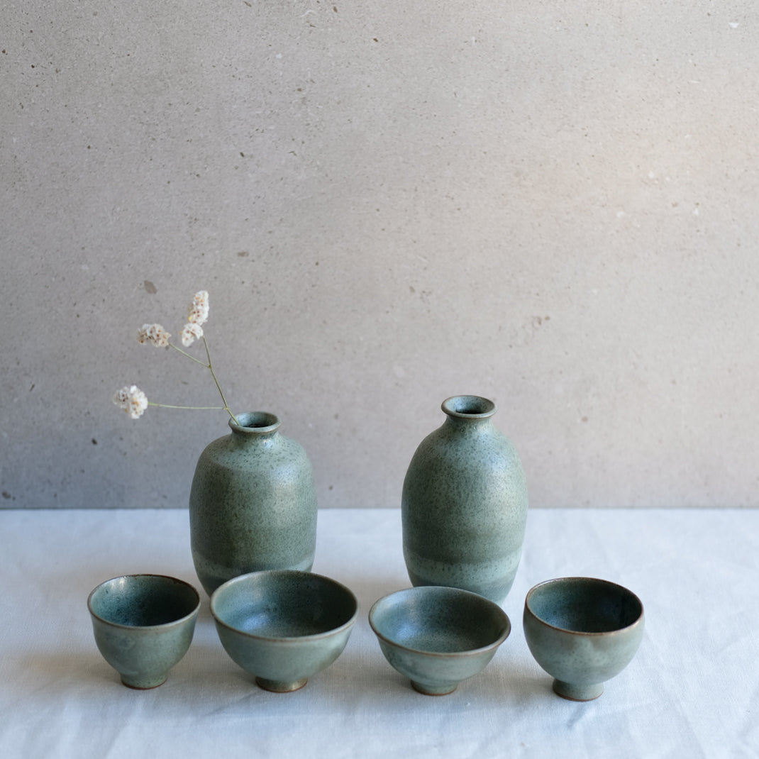 Verre à saké vert doux par l'atelier Setsuko chez Brutal Ceramics