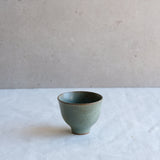 Verre à saké vert doux par l'atelier Setsuko chez Brutal Ceramics
