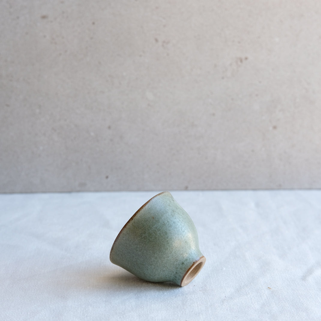 Verre à saké vert doux par l'atelier Setsuko chez Brutal Ceramics