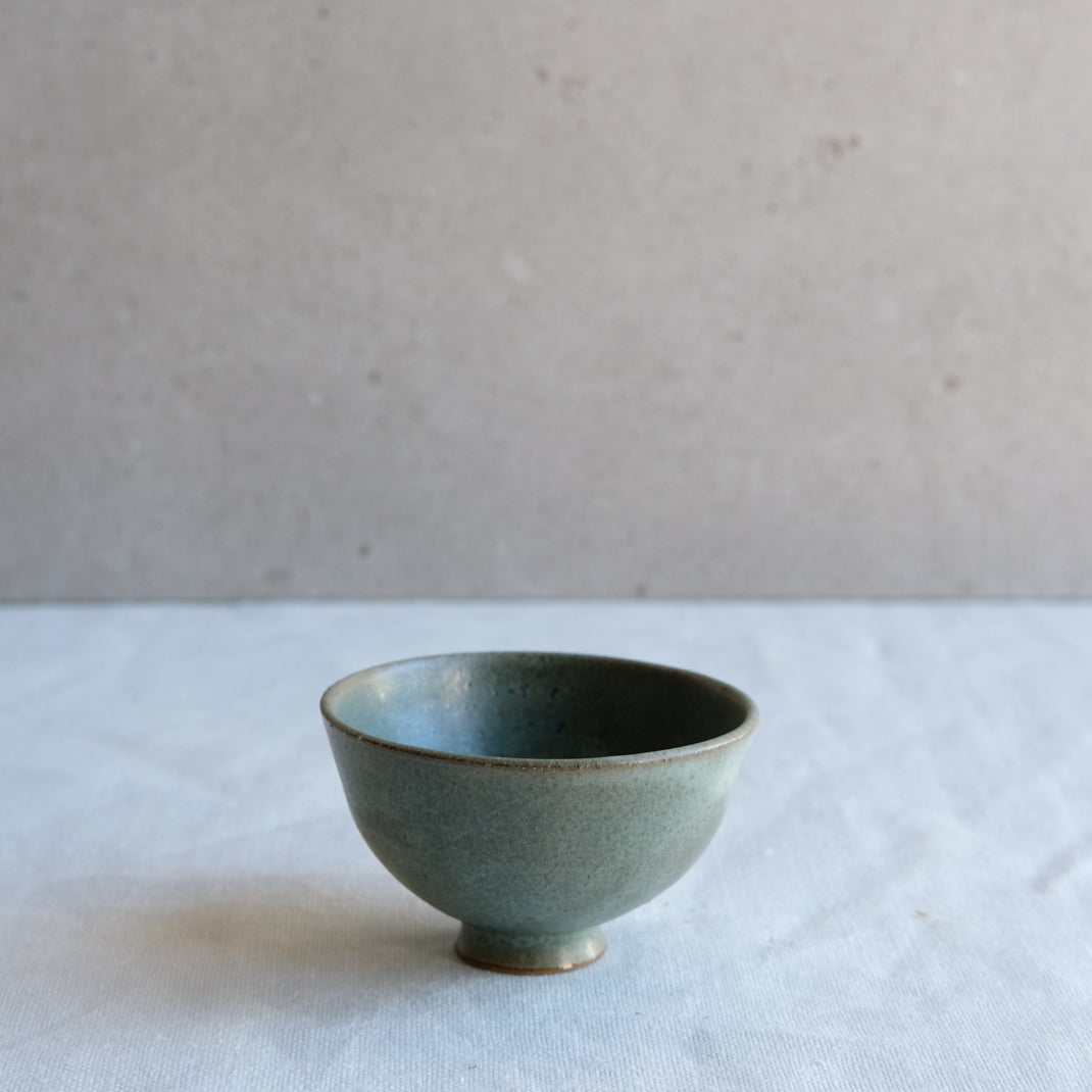 Verre à saké vert doux par l'atelier Setsuko chez Brutal Ceramics