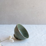 Verre à saké vert doux par l'atelier Setsuko chez Brutal Ceramics