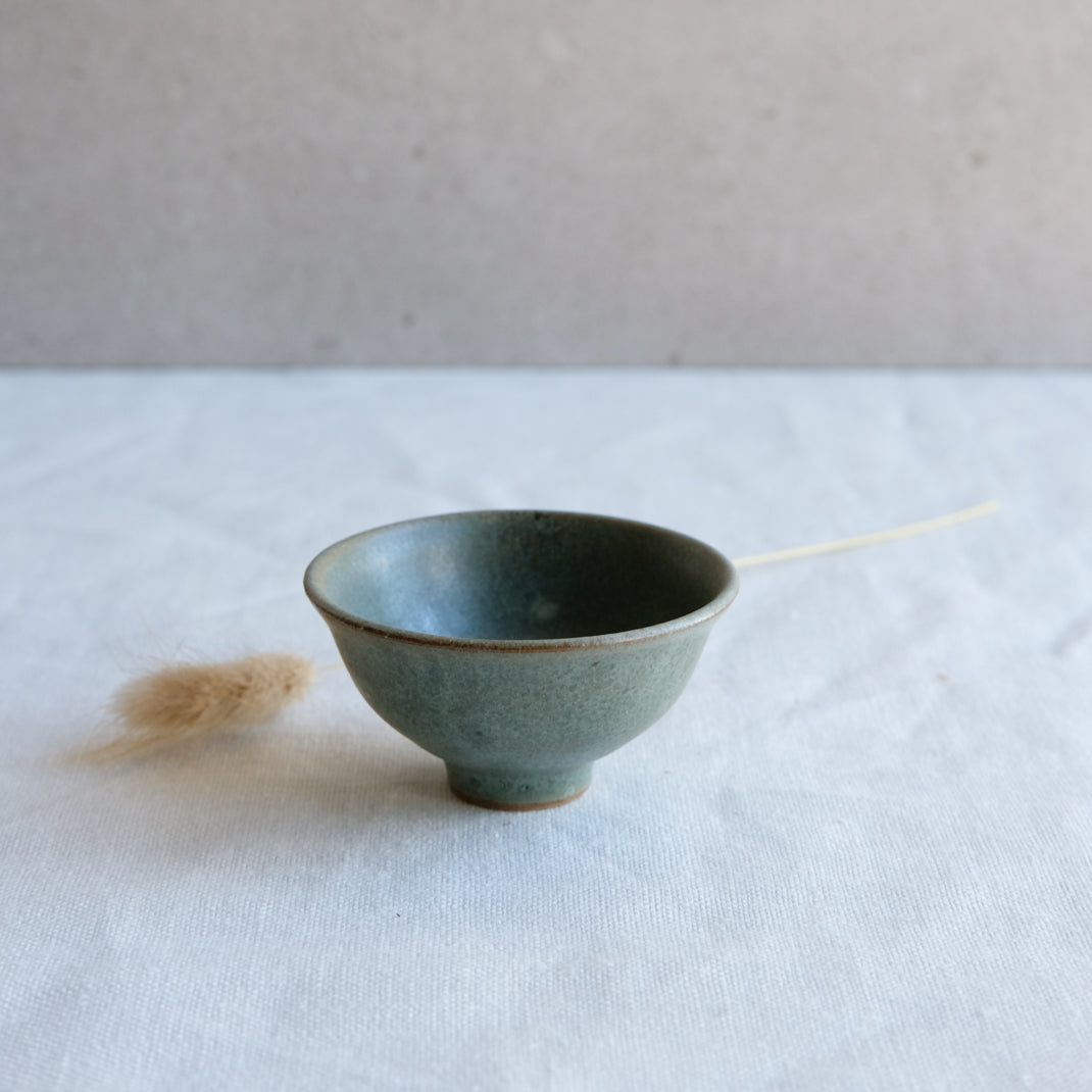 Verre à saké vert doux par l'atelier Setsuko chez Brutal Ceramics