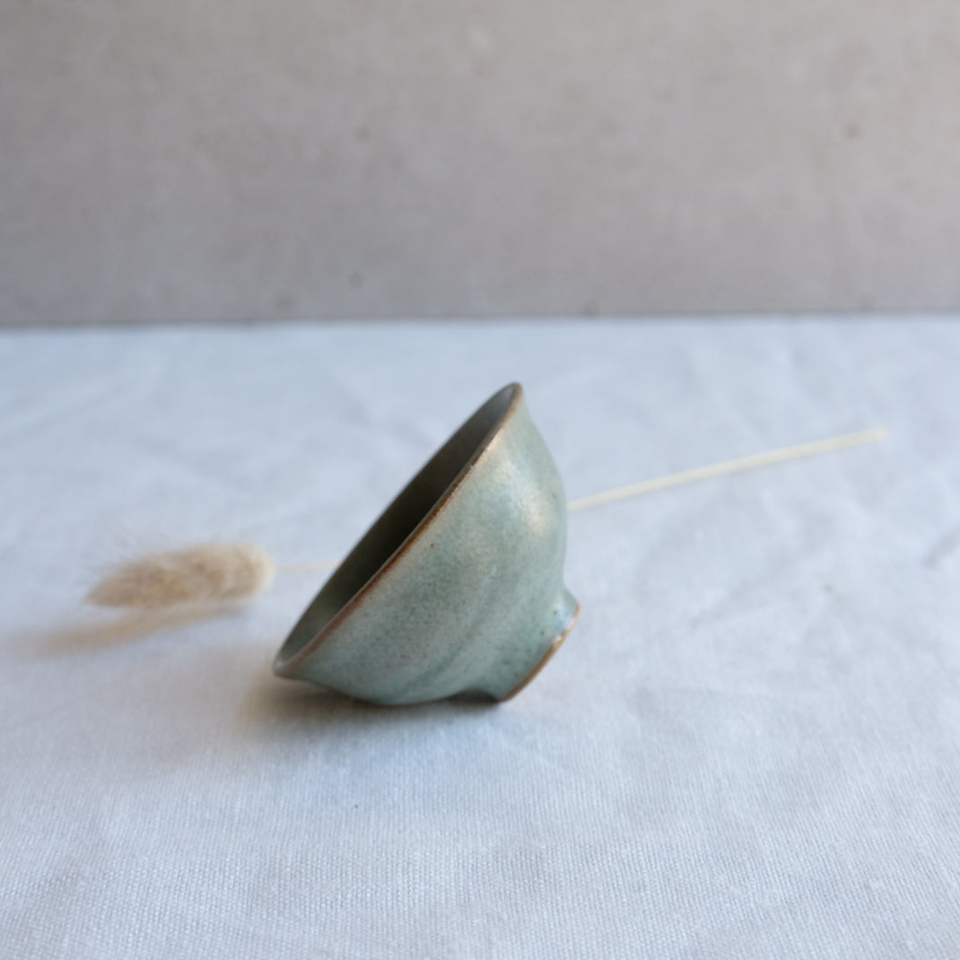 Verre à saké vert doux par l'atelier Setsuko chez Brutal Ceramics