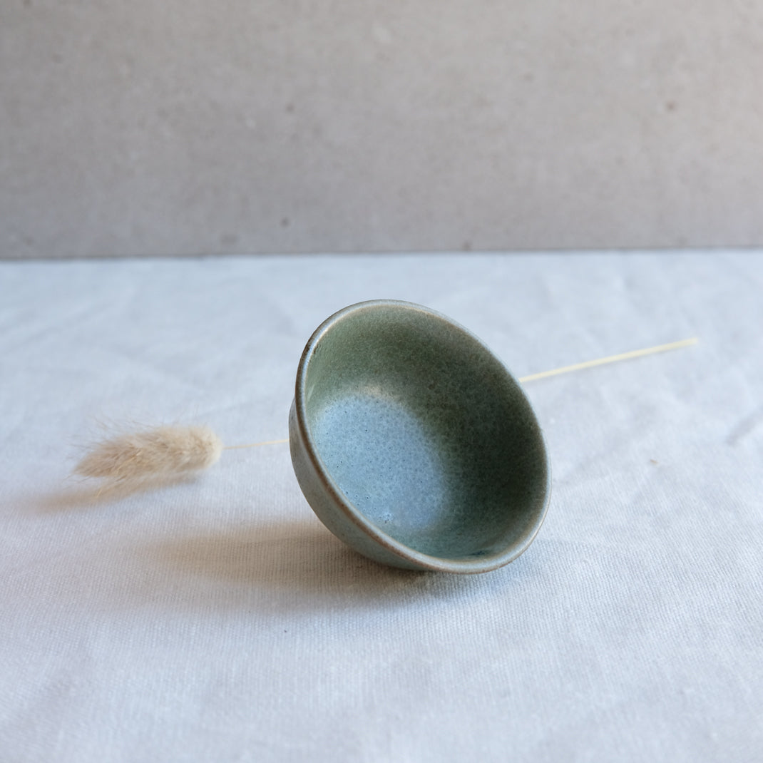 Verre à saké vert doux par l'atelier Setsuko chez Brutal Ceramics