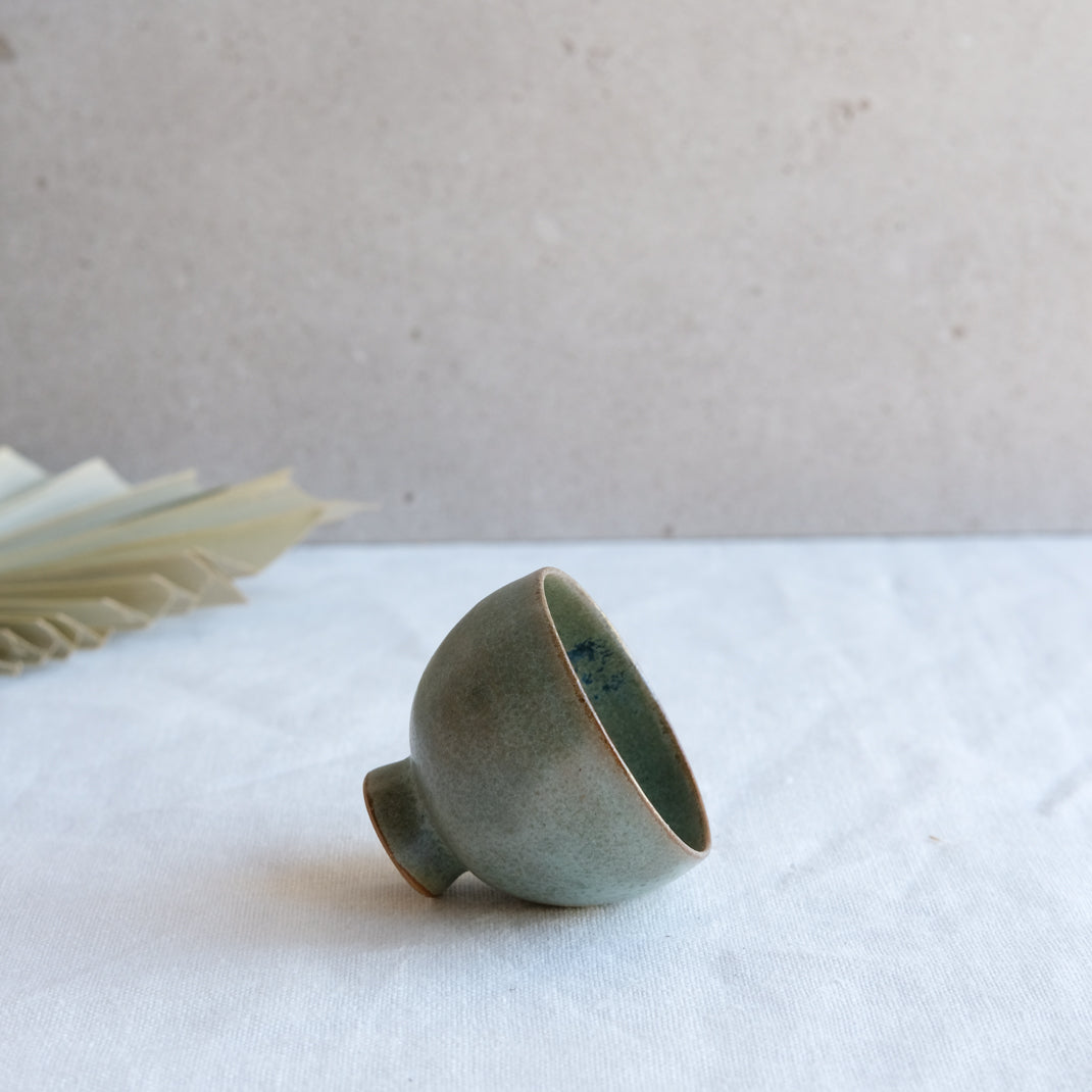 Verre à saké vert doux par l'atelier Setsuko chez Brutal Ceramics