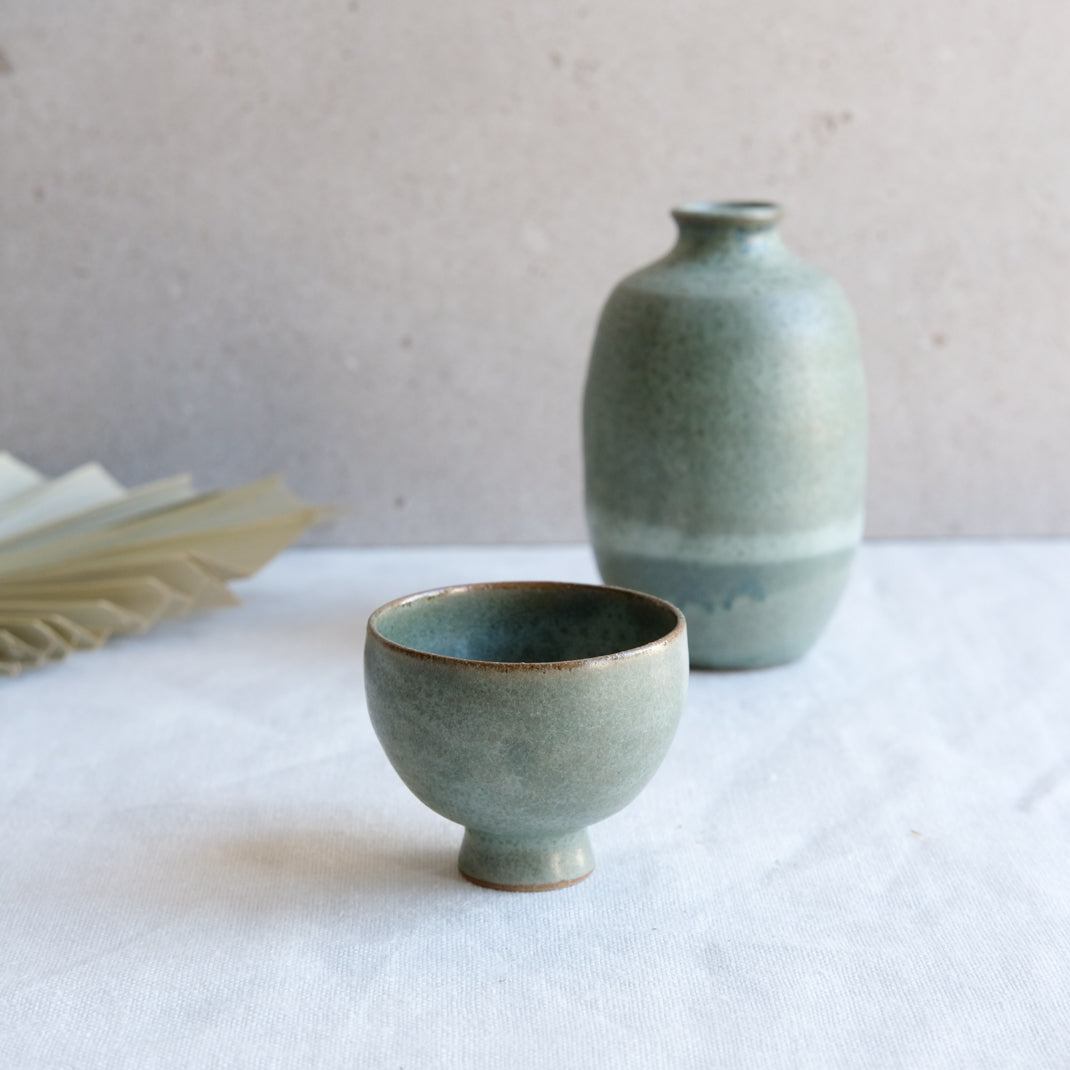 Bouteille à saké vert doux par l'atelier Setsuko chez Brutal Ceramics