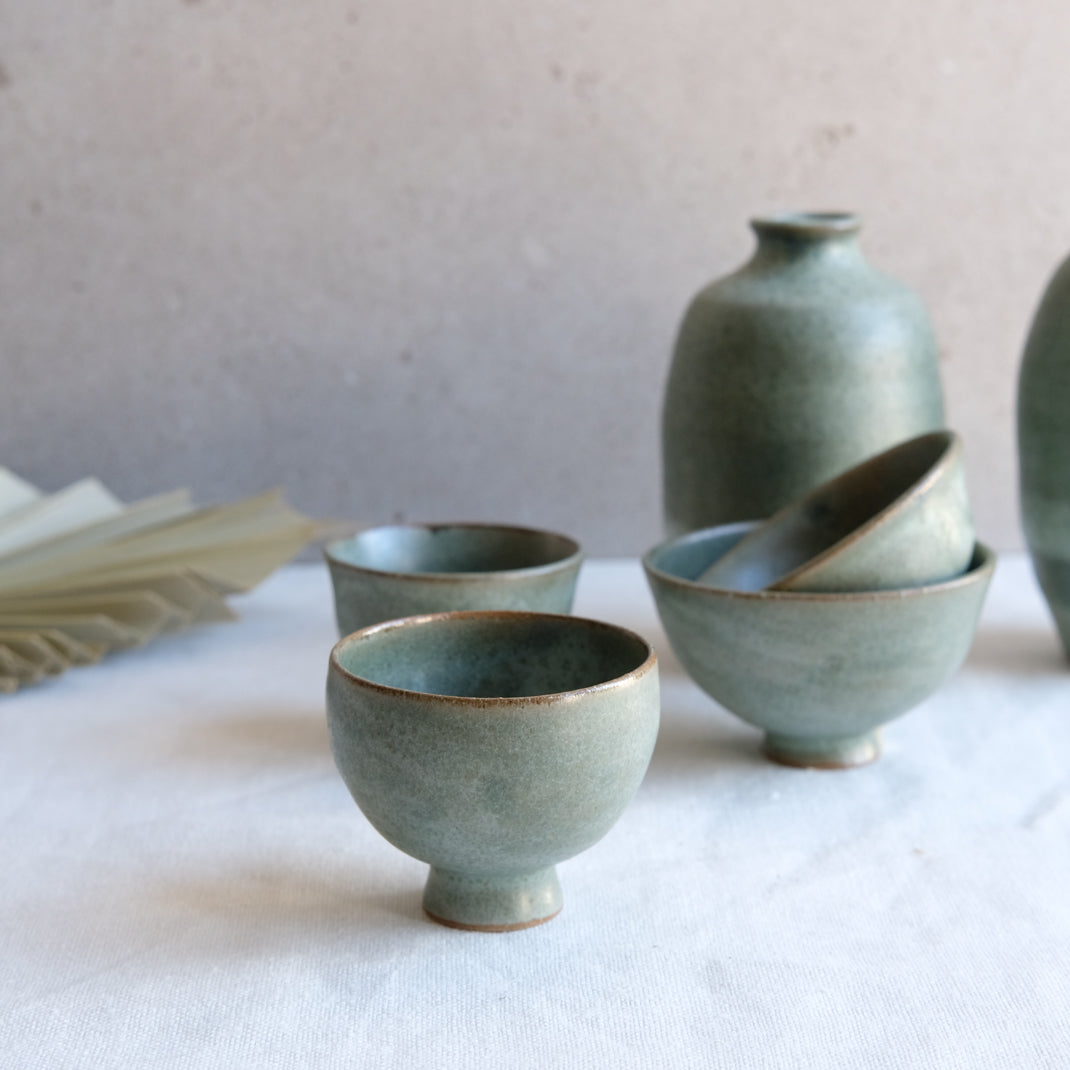 Verre à saké vert doux par l'atelier Setsuko chez Brutal Ceramics