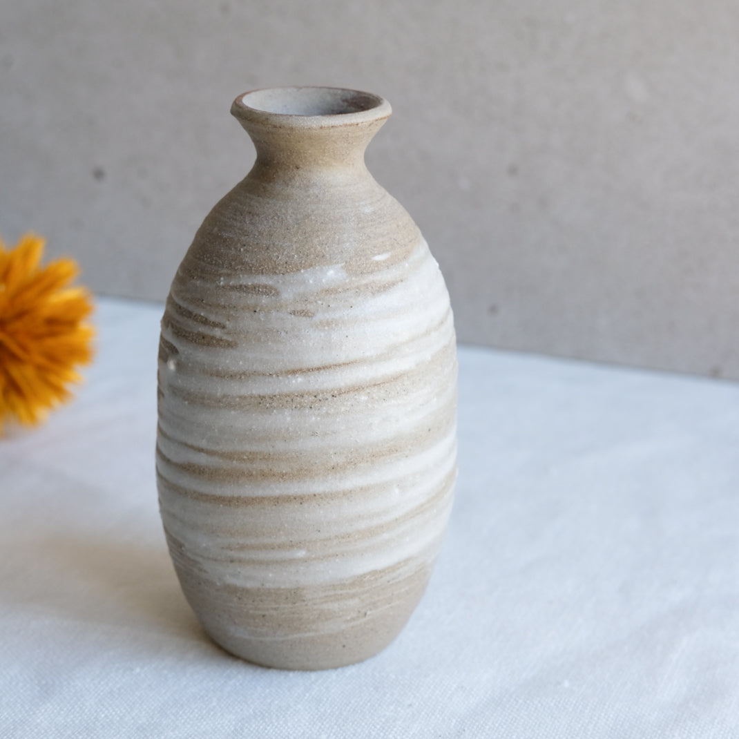 Bouteille à saké en grès naturel par l'atelier Setsuko chez Brutal Ceramics