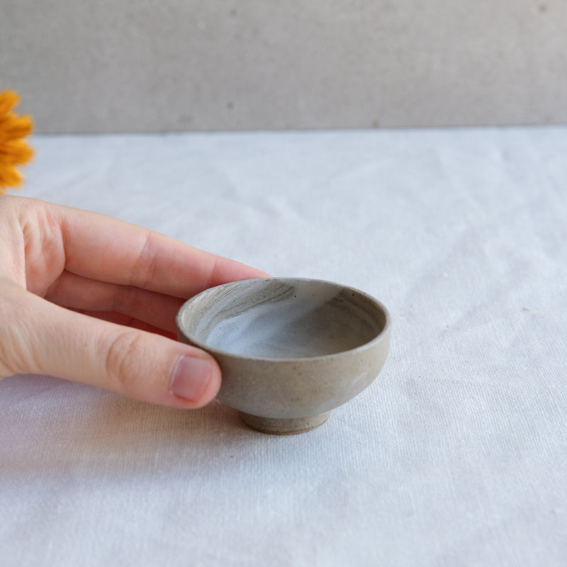 Verre à saké en grès naturel par l'atelier Setsuko chez Brutal Ceramics