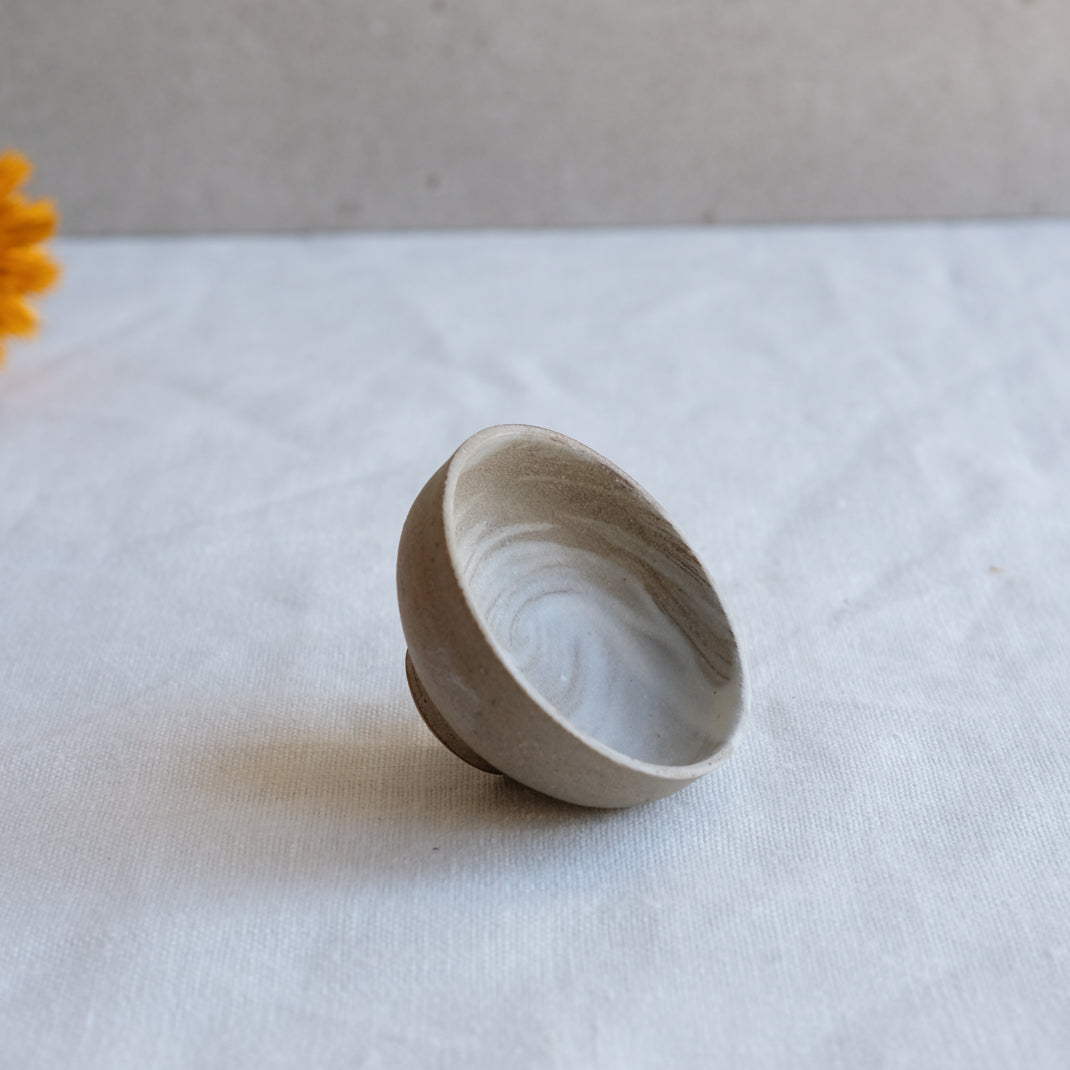Verre à saké en grès naturel par l'atelier Setsuko chez Brutal Ceramics