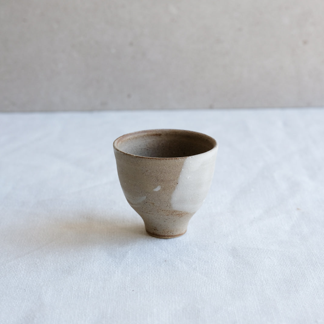 Verre à saké en grès naturel par l'atelier Setsuko chez Brutal Ceramics