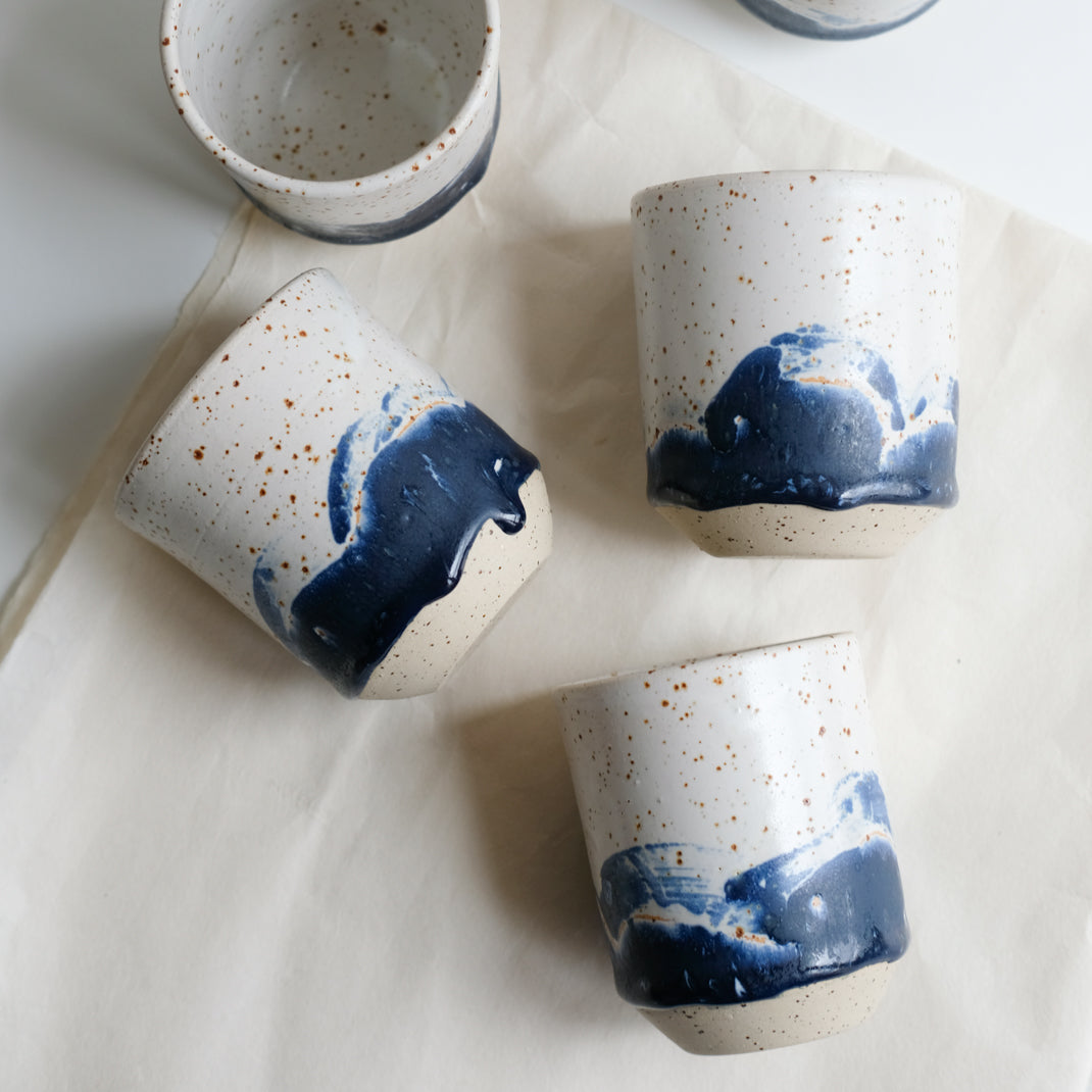Tasse Nami  en grès moucheté par L'Atelier Tsukumogami chez Brutal Ceramics