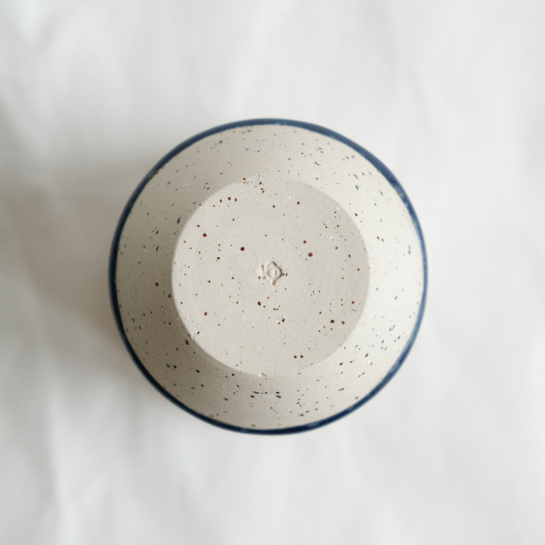 Tasse Nami  en grès moucheté par L'Atelier Tsukumogami chez Brutal Ceramics
