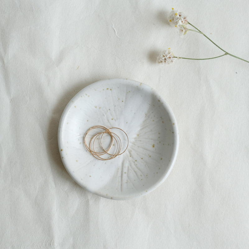 Assiette kinoko beige en grès moucheté modelée et gravée par L'Atelier Tsukumogami chez Brutal Ceramics