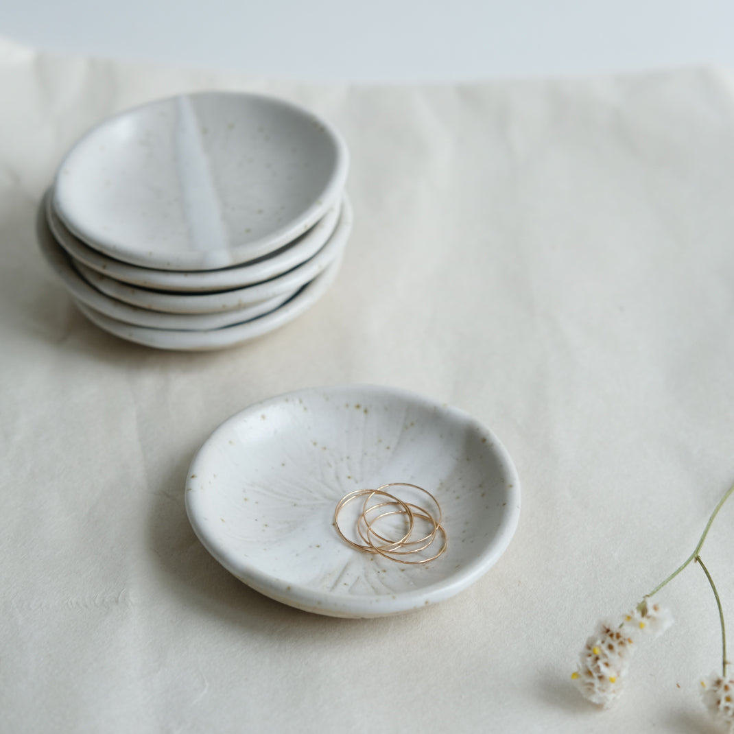 Assiette kinoko beige en grès moucheté modelée et gravée par L'Atelier Tsukumogami chez Brutal Ceramics