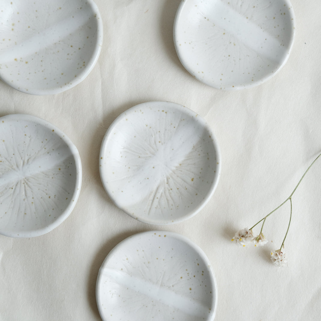 Assiette kinoko beige en grès moucheté modelée et gravée par L'Atelier Tsukumogami chez Brutal Ceramics