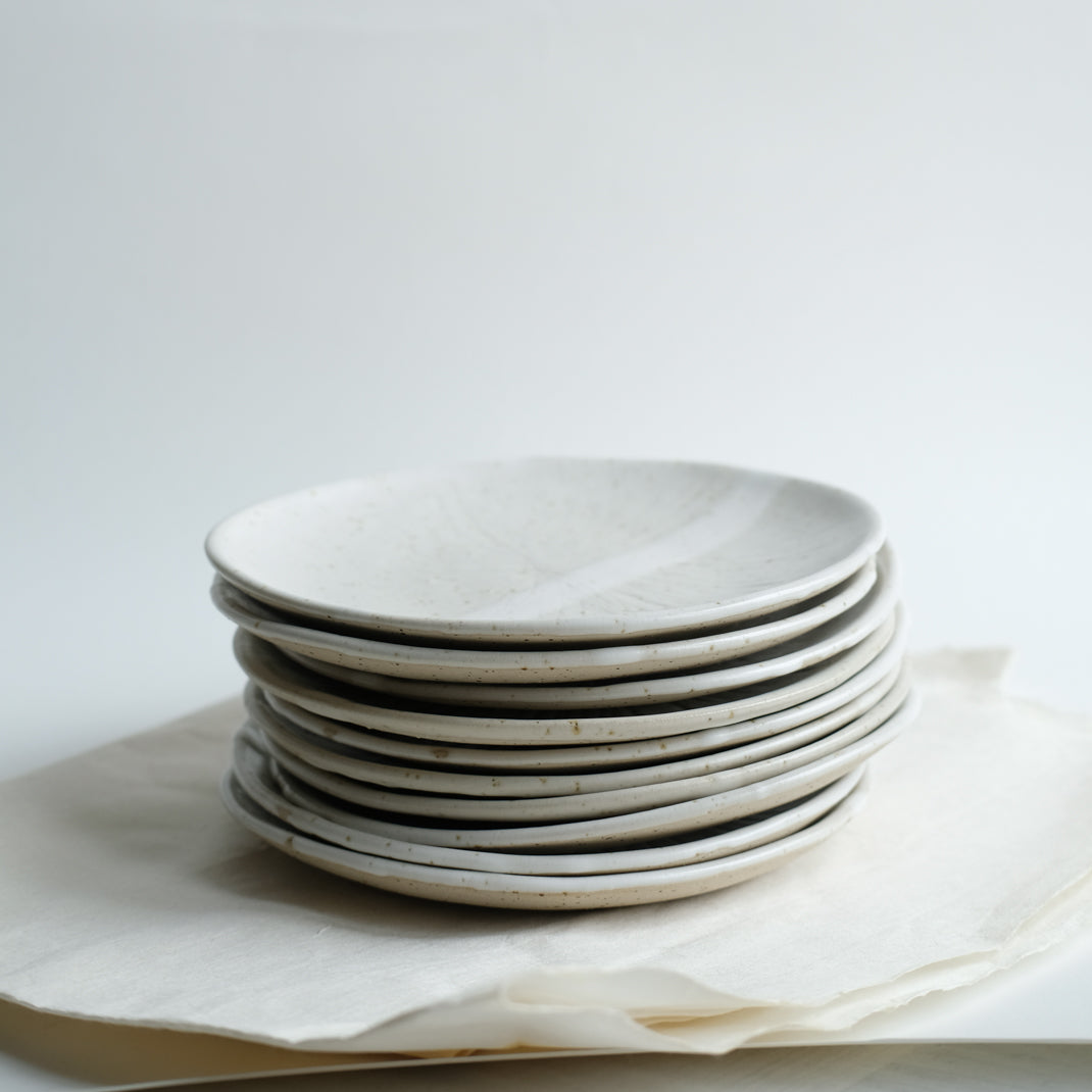 Assiette kinoko beige en grès moucheté modelée et gravée par L'Atelier Tsukumogami chez Brutal Ceramics