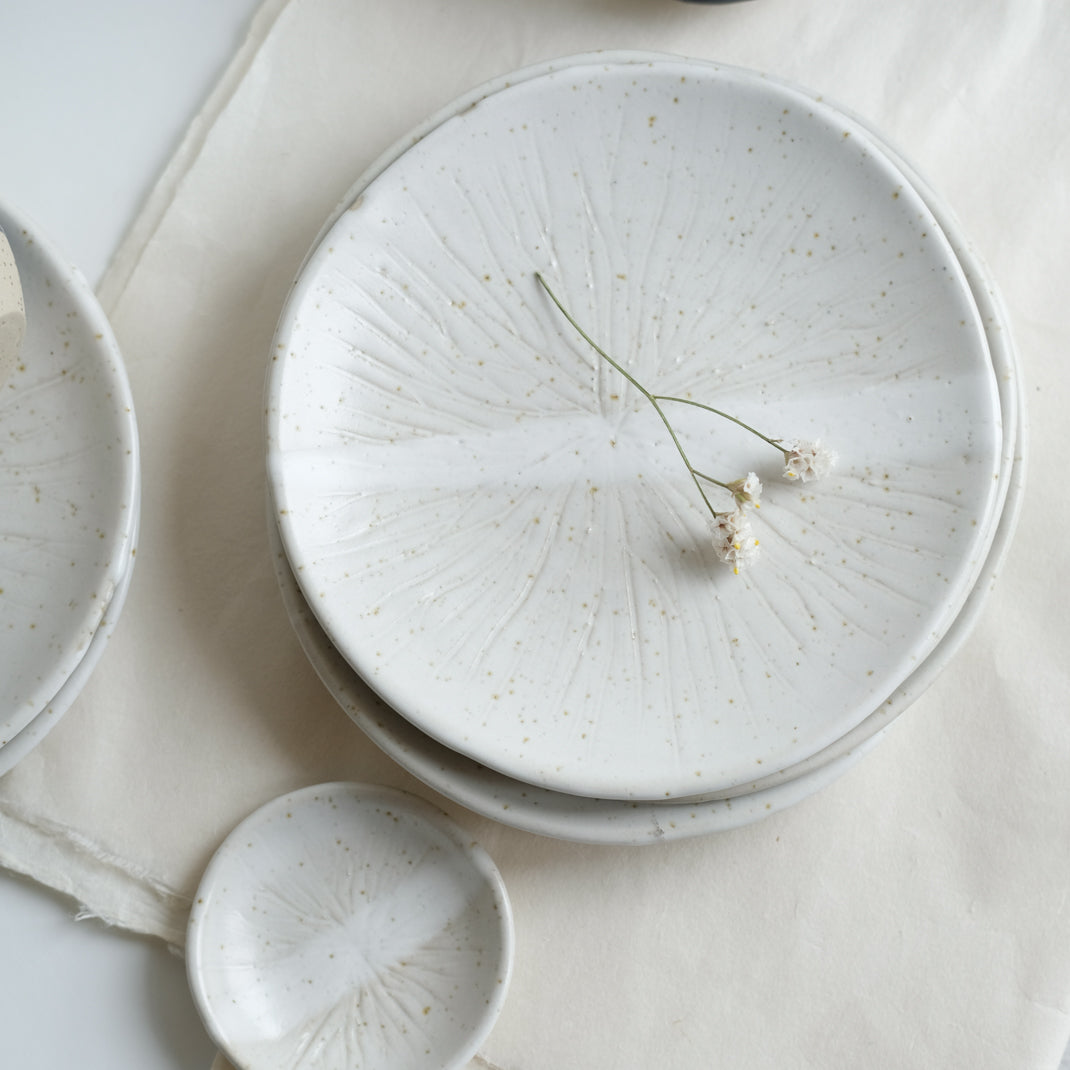 Assiette kinoko beige en grès moucheté modelée et gravée par L'Atelier Tsukumogami chez Brutal Ceramics