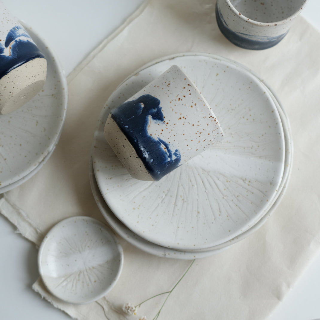 Assiette kinoko beige en grès moucheté modelée et gravée par L'Atelier Tsukumogami chez Brutal Ceramics