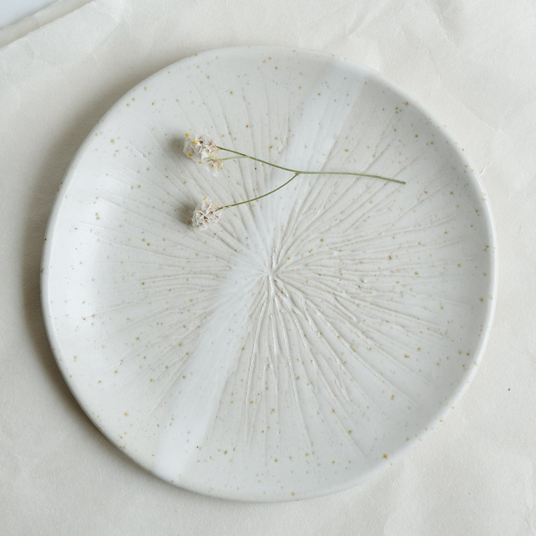 Assiette kinoko beige en grès moucheté modelée et gravée par L'Atelier Tsukumogami chez Brutal Ceramics