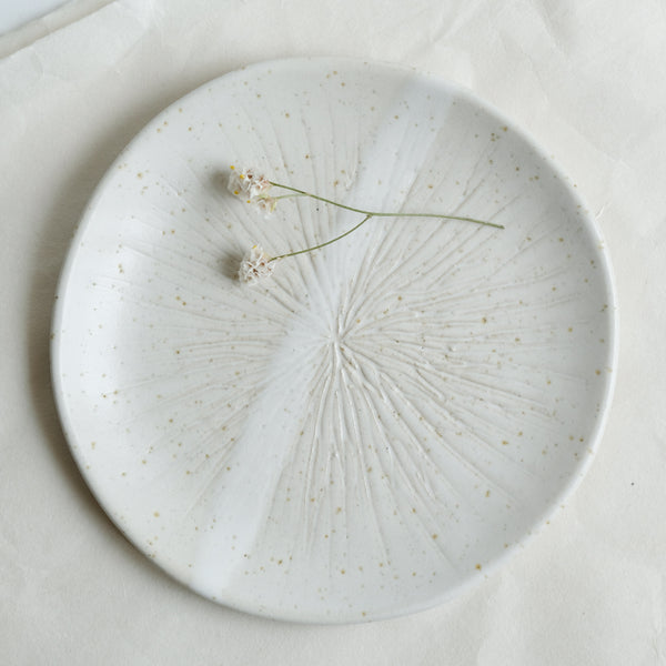 Assiette kinoko beige en grès moucheté modelée et gravée par L'Atelier Tsukumogami chez Brutal Ceramics