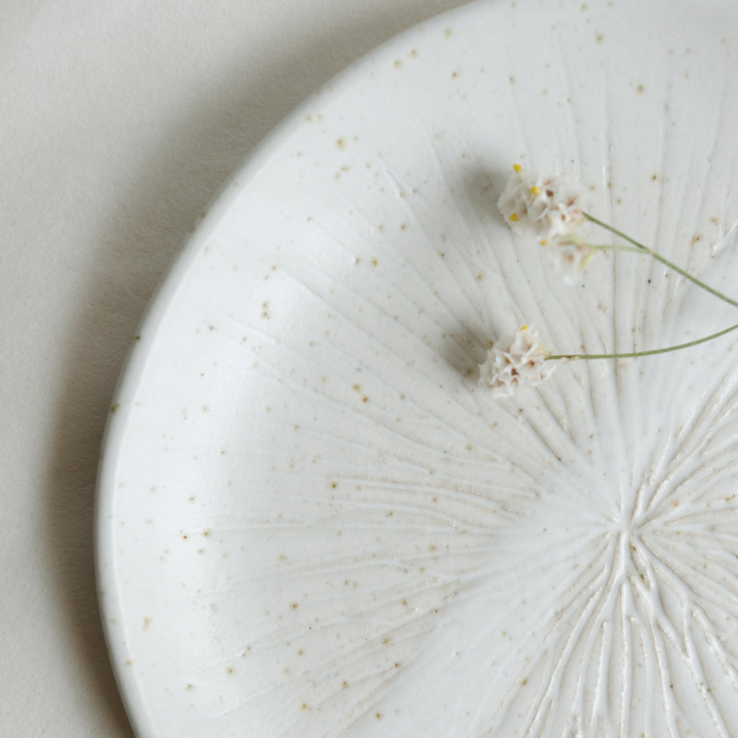 Assiette kinoko beige en grès moucheté modelée et gravée par L'Atelier Tsukumogami chez Brutal Ceramics