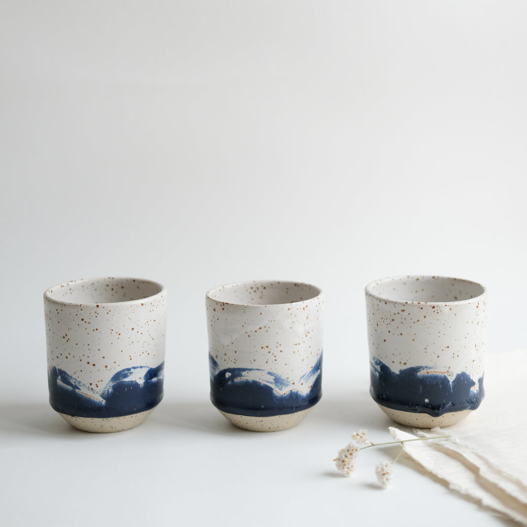 Tasse Nami  en grès moucheté par L'Atelier Tsukumogami chez Brutal Ceramics