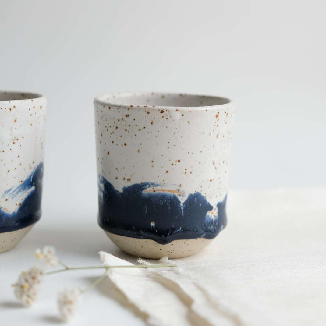 Tasse Nami  en grès moucheté par L'Atelier Tsukumogami chez Brutal Ceramics