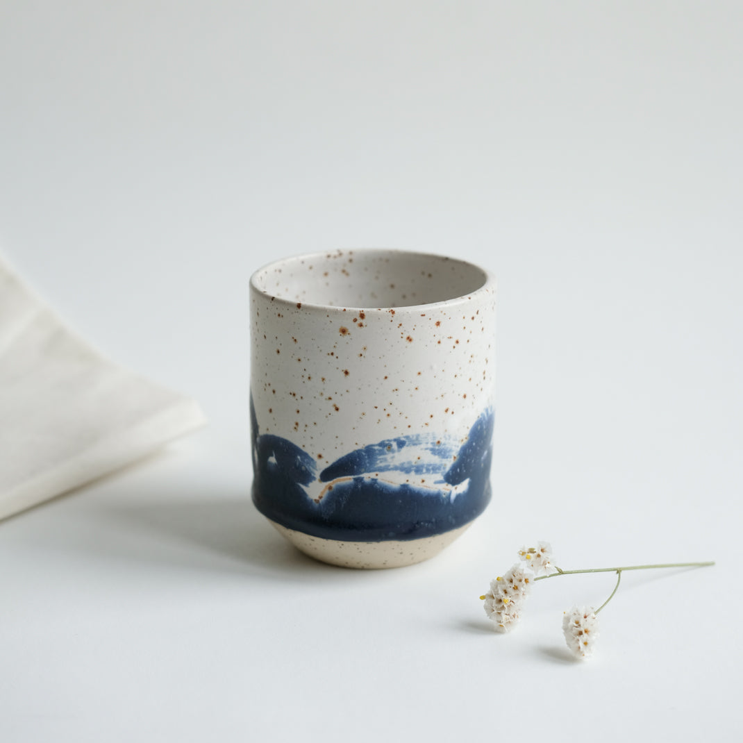 Tasse Nami  en grès moucheté par L'Atelier Tsukumogami chez Brutal Ceramics