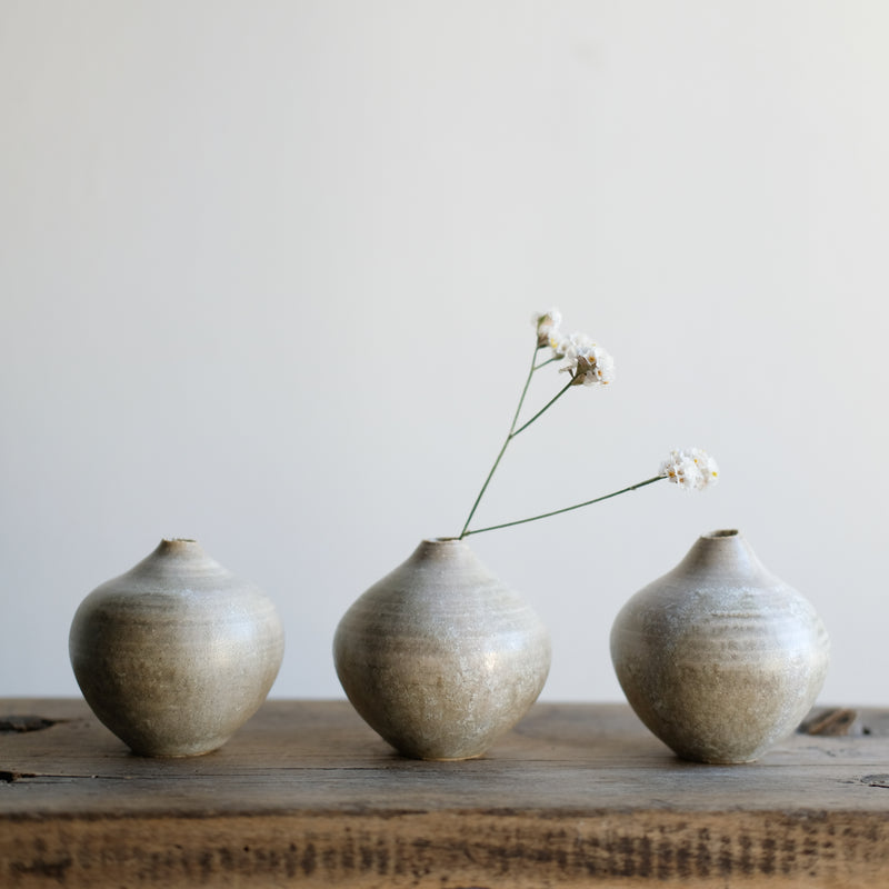 Vase Cloudy Grey de la céramiste japonaise Aya Ogawa chez Brutal Ceramics