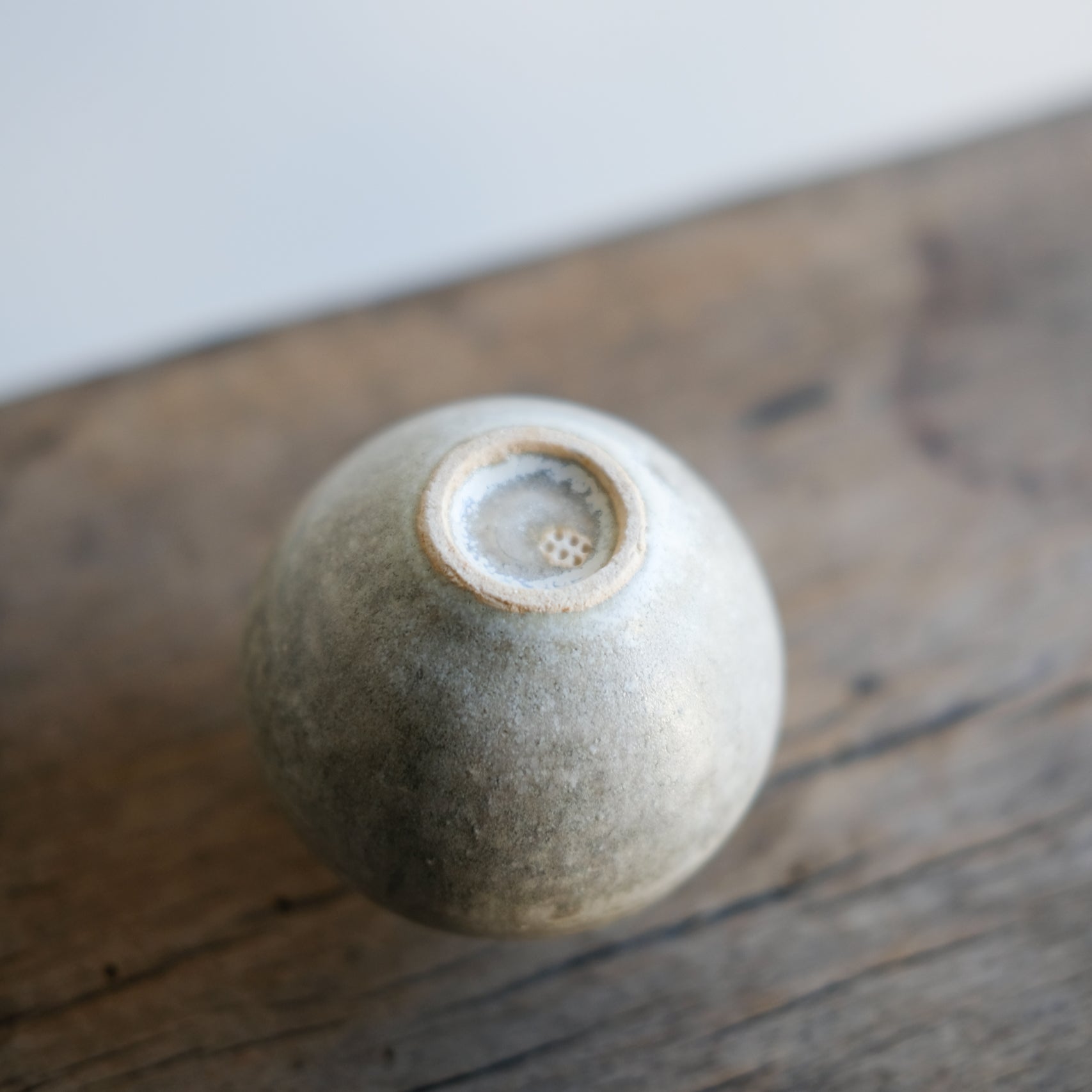 Vase Cloudy Grey de la céramiste japonaise Aya Ogawa chez Brutal Ceramics