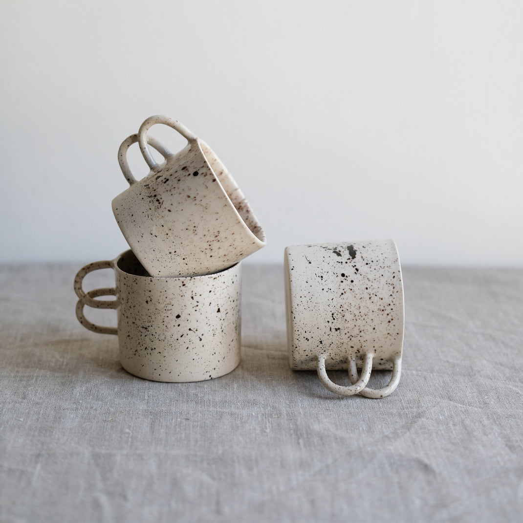 Mug Loop Dot réalisée en exclusivité par la céramiste Camille Esnée pour Brutal Ceramics