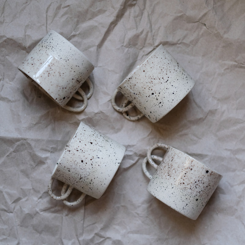 Mug Loop Dot réalisée en exclusivité par la céramiste Camille Esnée pour Brutal Ceramics