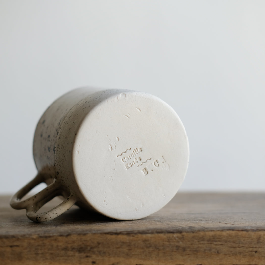 Mug Loop Dot réalisée en exclusivité par la céramiste Camille Esnée pour Brutal Ceramics