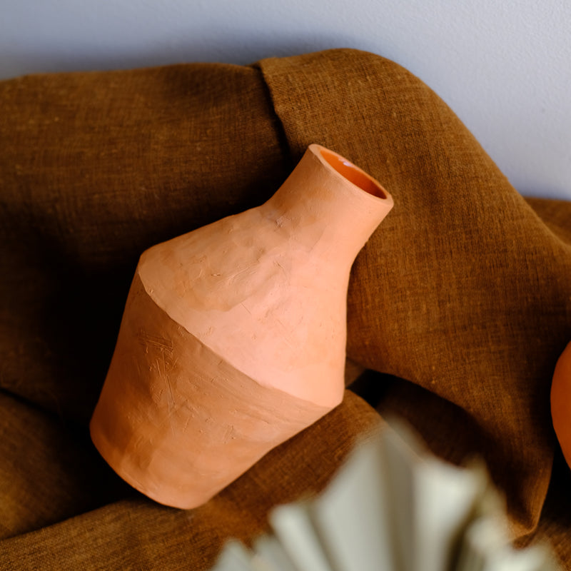Vase tribü rouge réalisé par la céramiste Cassandre Bouilly chez Brutal Ceramics