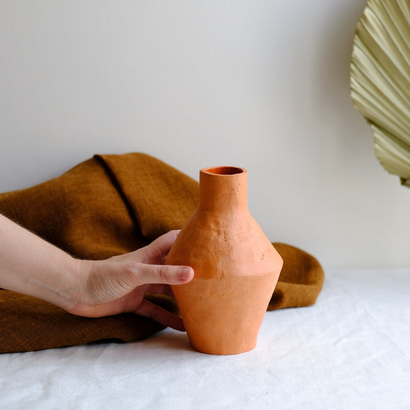 Vase tribü rouge réalisé par la céramiste Cassandre Bouilly chez Brutal Ceramics