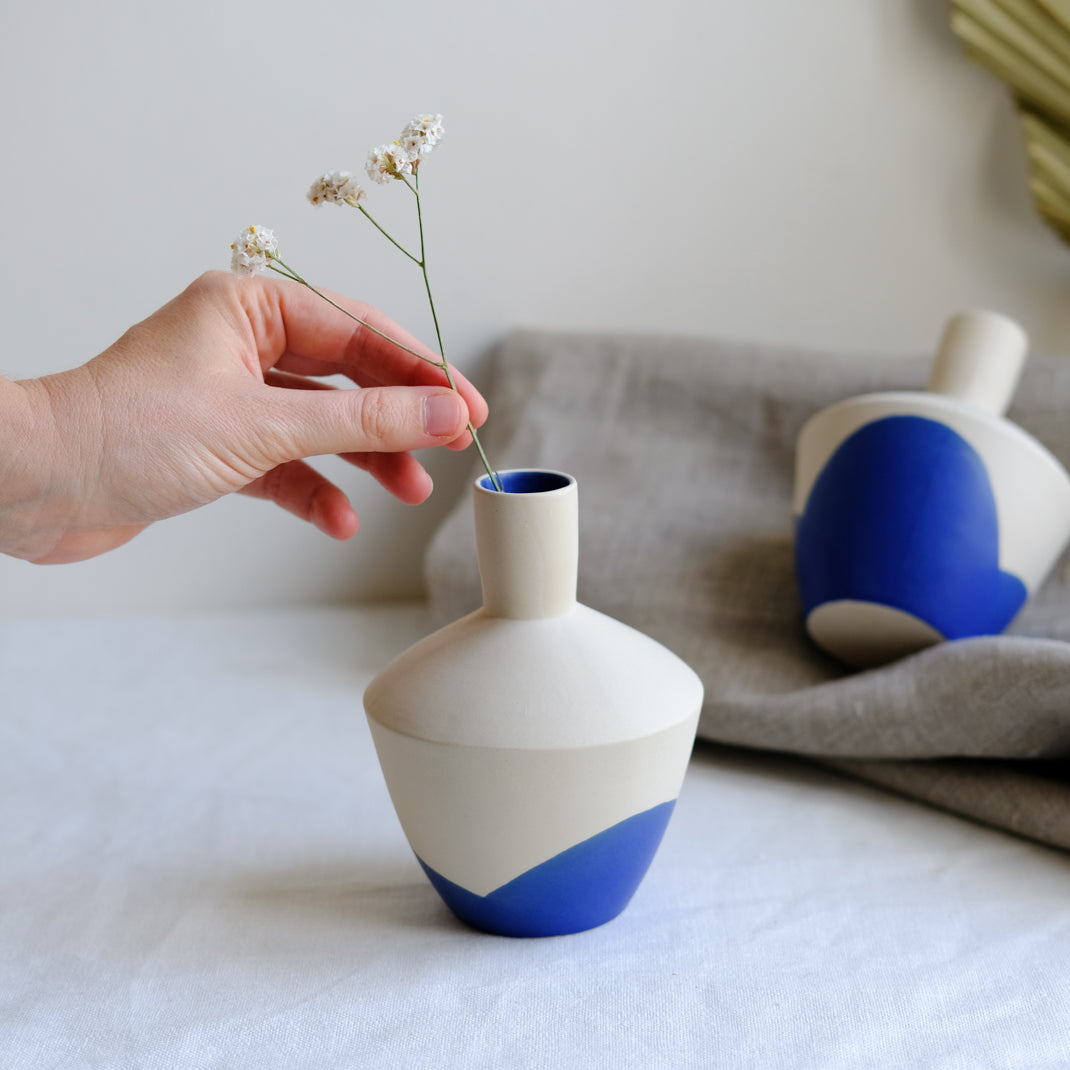 Vase tribü bleu réalisé par la céramiste Cassandre Bouilly chez Brutal Ceramics