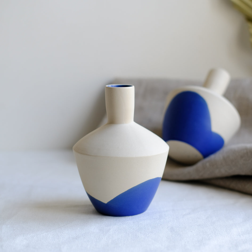 Vase tribü bleu réalisé par la céramiste Cassandre Bouilly chez Brutal Ceramics