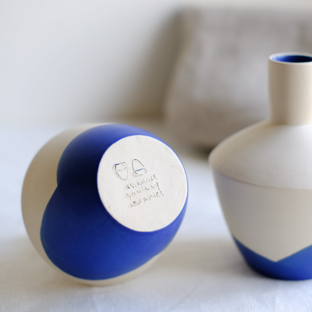 Vase tribü bleu réalisé par la céramiste Cassandre Bouilly chez Brutal Ceramics