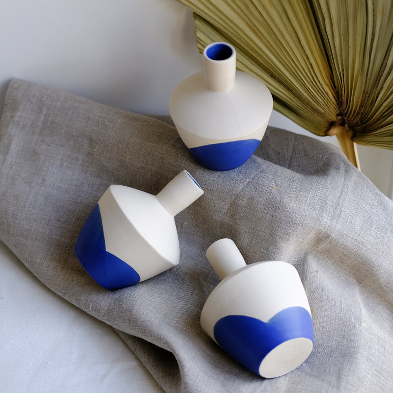 Vase tribü bleu réalisé par la céramiste Cassandre Bouilly chez Brutal Ceramics