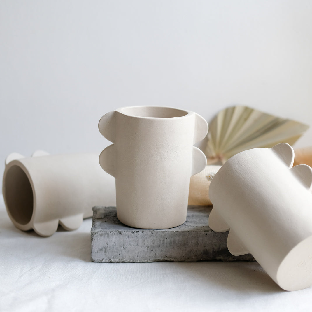 Vase totem tribü réalisé par la céramiste Cassandre Bouilly chez Brutal Ceramics
