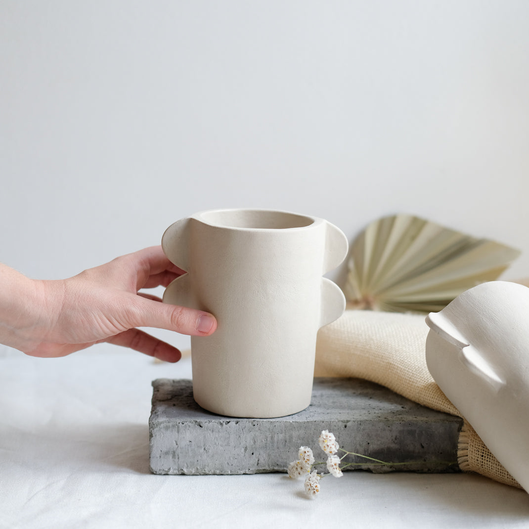 Vase totem tribü réalisé par la céramiste Cassandre Bouilly chez Brutal Ceramics