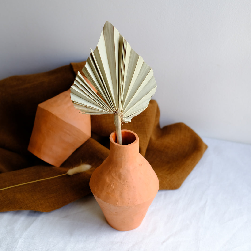 Vase tribü rouge réalisé par la céramiste Cassandre Bouilly chez Brutal Ceramics