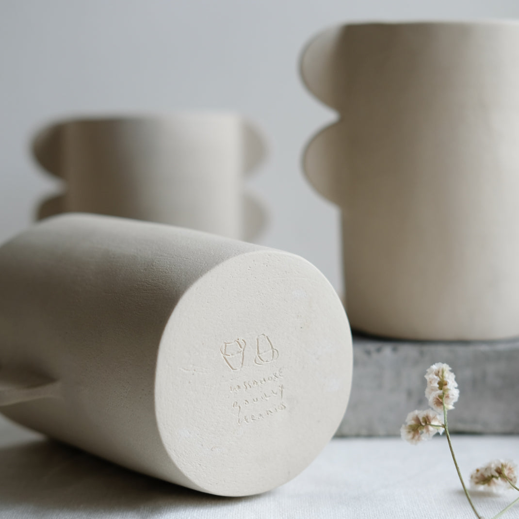 Vase totem tribü réalisé par la céramiste Cassandre Bouilly chez Brutal Ceramics