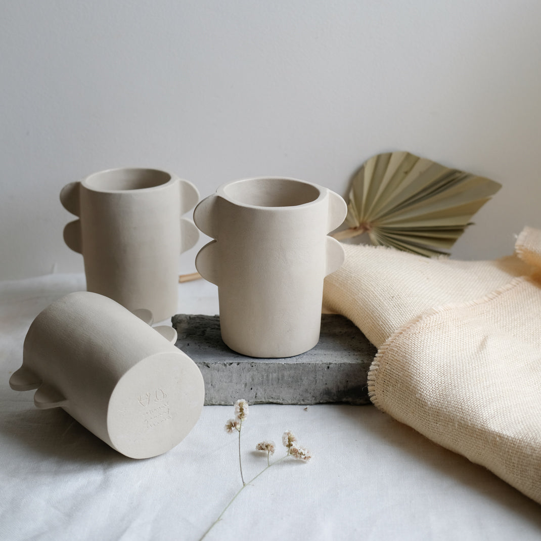 Vase totem tribü réalisé par la céramiste Cassandre Bouilly chez Brutal Ceramics